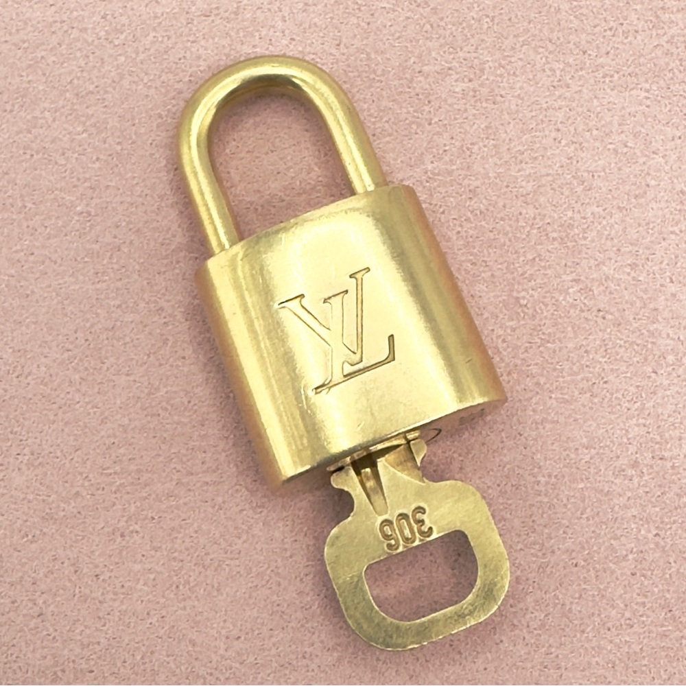 LV Louis Vuitton Brass Lock and Key Set #306